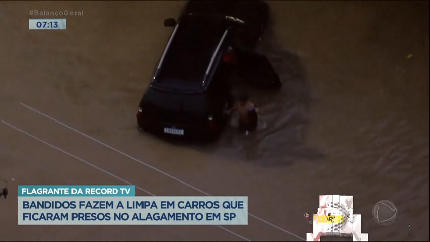 Vídeo: Bandidos fazem a limpa em carros presos no alagamento em SP