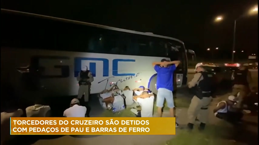 Vídeo: Torcedores do Cruzeiro são detidos com pedaços de pau e barras de ferro em Vespasiano (MG)