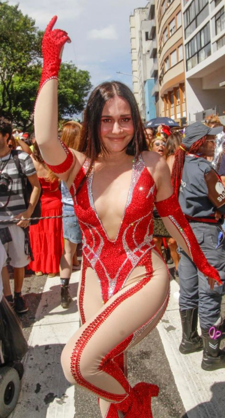 Veja o vídeo de Alessandra Negrini em bloco de Carnaval Prisma R7 Fabíola Reipert