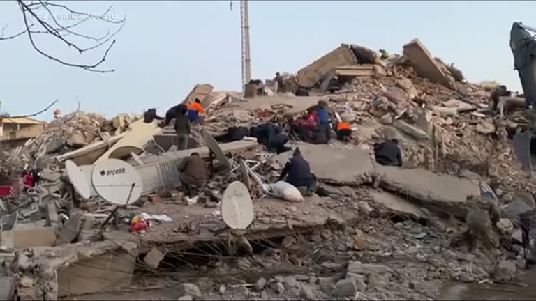 Vídeo: Cabrini mostra o trabalho de bombeiros brasileiros para buscar vítimas dos terremotos na Turquia