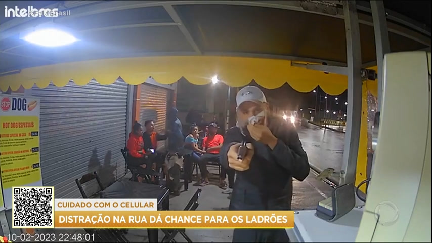 Vídeo: Ladrões se aproveitam da distração no Carnaval para roubar celulares