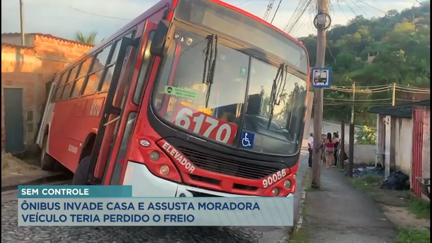 Vídeo: Ônibus urbano perde controle e invade casa em Ribeirão das Neves (MG)
