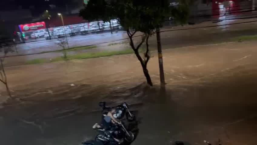 Chuva castiga Belo Horizonte na noite desta quarta-feira (15)
