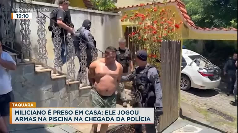 Vídeo: Suspeito de chefiar milícia arremessa arma em piscina após chegada de policiais