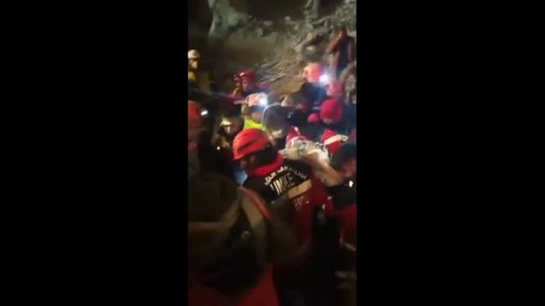Vídeo: Mulher é resgatada na Turquia após passar quase 11 dias sob escombros