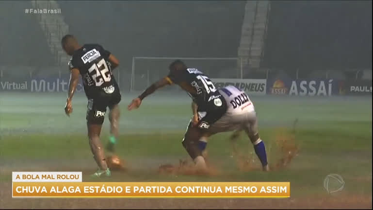 Vídeo: Chuva alaga estádio, mas jogo continua no interior de São Paulo