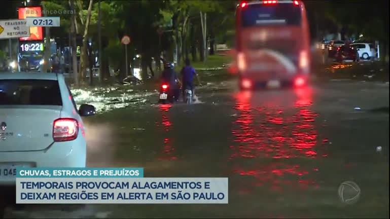 Vídeo: Temporal provoca alagamentos e deixa cidade de São Paulo em alerta