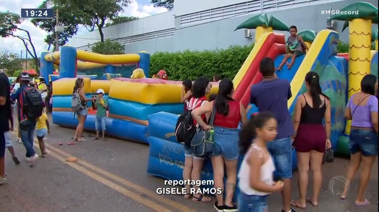 Vídeo: Carnaval reúne famílias e artistas na passarela do samba em Contagem, na Grande BH