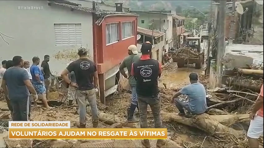 Vídeo: Moradores do litoral paulista se unem a equipes de resgate para procurar desaparecidos