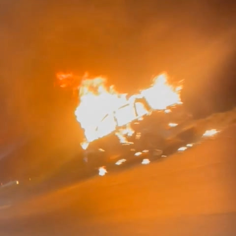 Vídeo: Carro fica destruído após pegar fogo no Anel Rodoviário, em BH