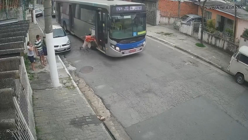 Vídeo: Ônibus derruba e atropela idoso na zona norte de São Paulo