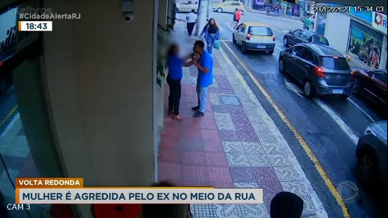 Vídeo: Mulher é agredida pelo ex no meio da rua em Volta Redonda (RJ)
