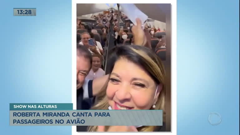 Vídeo: Roberta Miranda canta para passageiros no avião