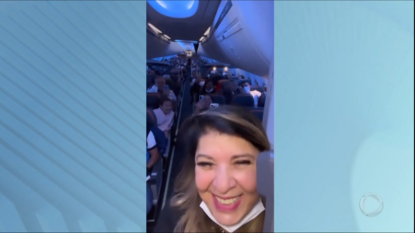 Vídeo: Roberta Miranda canta para passageiros em voo