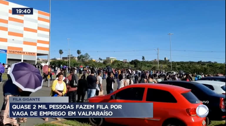 Vídeo: Quase 2 mil pessoas fazem fila por vaga de emprego em Valparaíso