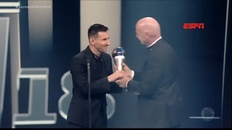 Vídeo: Lionel Messi leva o troféu de melhor do mundo da Fifa pela sétima vez