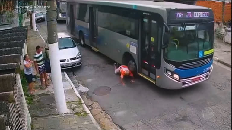 Vídeo: Idoso é internado em estado grave após ser atropelado por ônibus em São Paulo