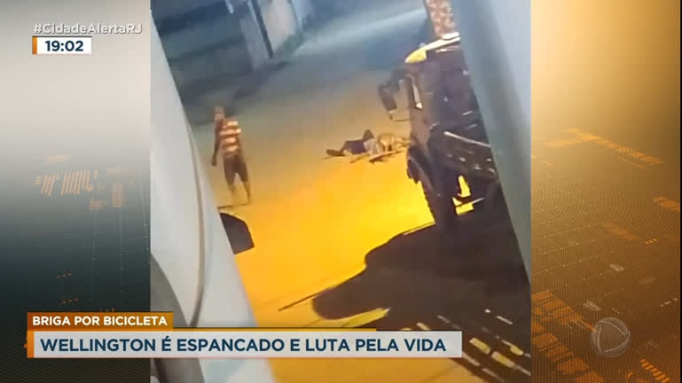 Vídeo: Homem é espancado após briga por bicicleta no RJ