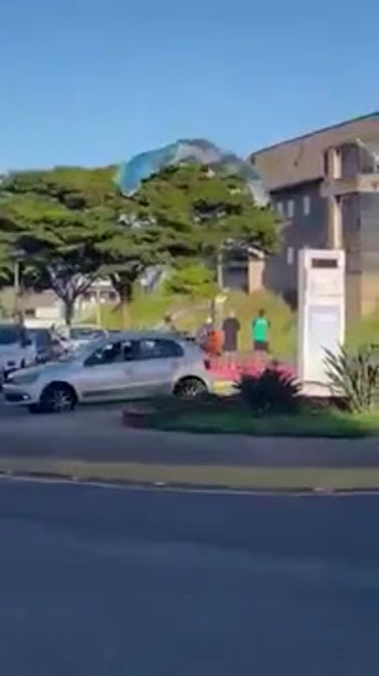 Vídeo: Vídeo flagra pouso de piloto de parapente em avenida de Itabira (MG)
