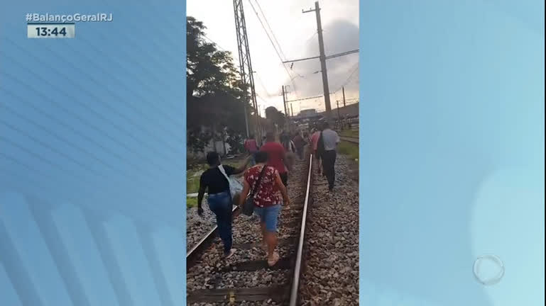 Vídeo: Passageiros passam sufoco após trem apresentar problemas no Rio