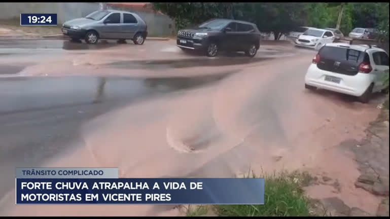Vídeo: Fortes chuvas causam transtornos para motoristas de Vicente Pires