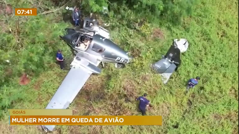 Vídeo: Mulher morre em queda de avião em Goiás