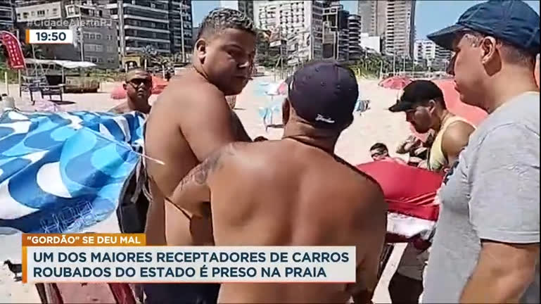 Vídeo: Policiais se passam por banhistas para prender receptador de carro roubados em praia no Rio