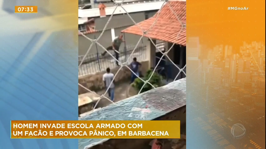 Vídeo: Imagens mostram homem invadindo escola com facão em Barbacena (MG)