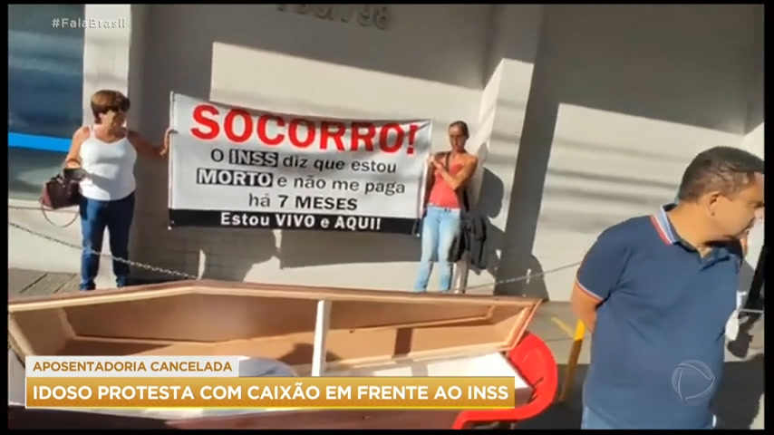 Vídeo: Aposentado protesta com caixão vazio após ser dado como morto pelo INSS
