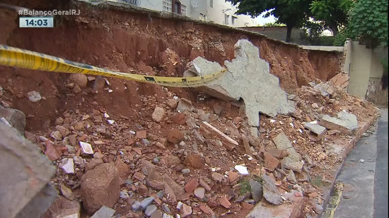 Vídeo: Muro de conjunto habitacional desaba na zona norte do Rio