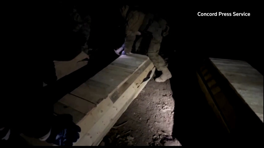Vídeo: Mercenários russos pregam caixões de soldados ucranianos mortos