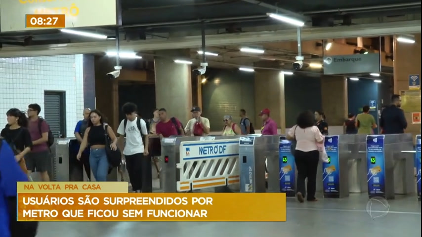Vídeo: Usuários são surpreendidos por metrô que ficou sem funcionar nesta segunda