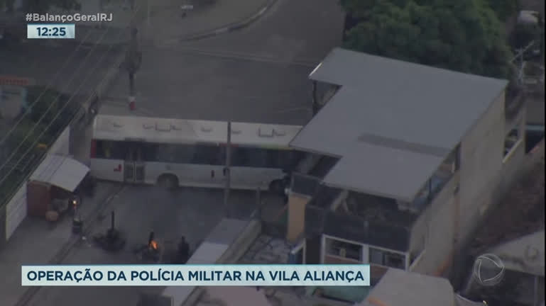 Vídeo: Bandidos usam ônibus e caminhão para atrapalhar ação policial no Rio