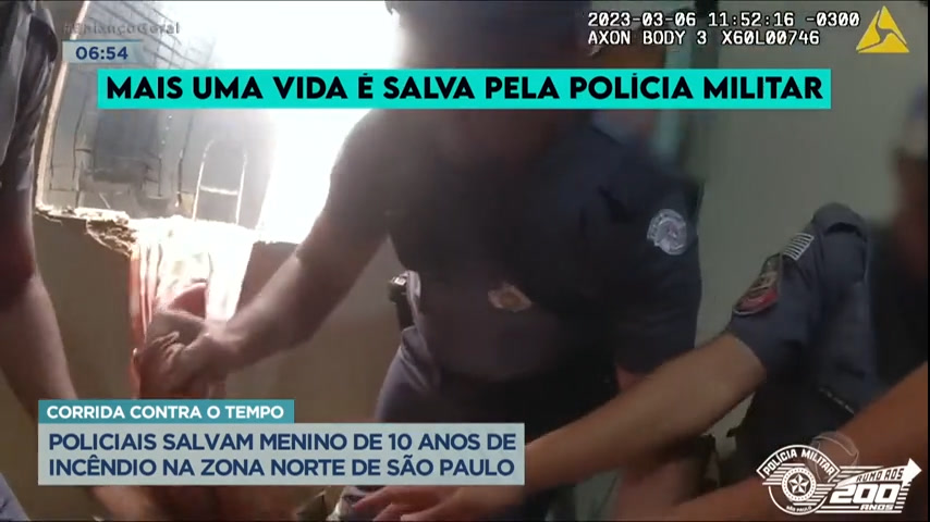 Vídeo: Policiais salvam menino de incêndio na zona norte de São Paulo