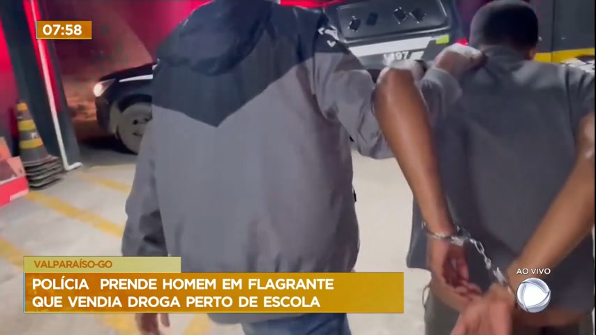 Vídeo: Polícia prende homem suspeito de vender drogas na porta de escola em Valparaíso (GO)