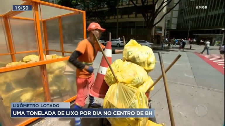 Vídeo: Lixômetro na Praça Sete já tem dois mil kg de lixo no centro de BH