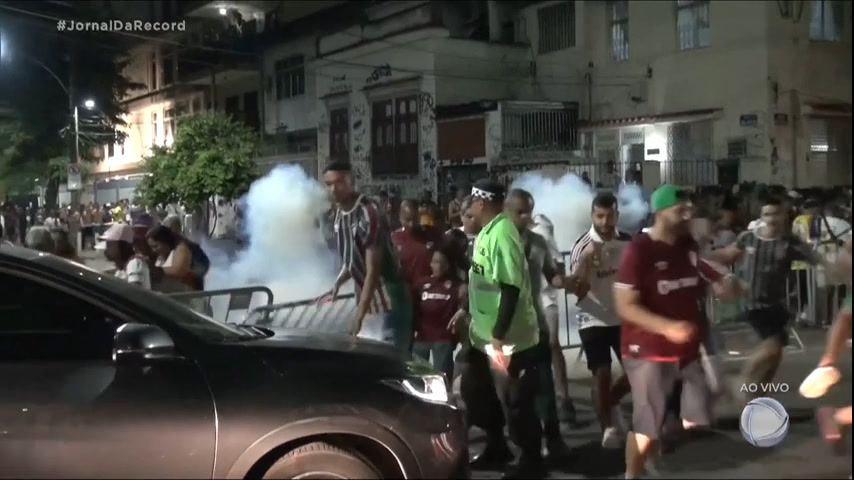 Vídeo: Torcedores do Flamengo e Fluminense entram em confronto antes de partida pela Taça Guanabara
