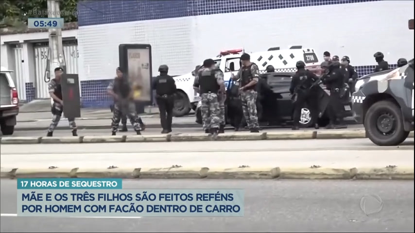 Vídeo: Homem com facão mantém mãe e filhos reféns dentro de carro em Belém