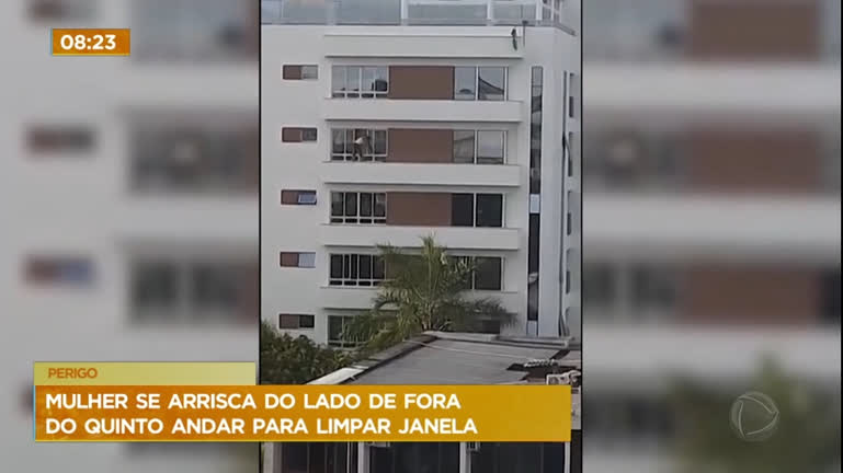 Vídeo: Vídeo: mulher limpa janela no quinto andar, pelo lado de fora, na Asa Norte (DF)