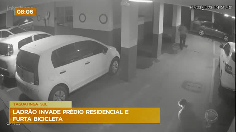 Vídeo: Vídeo: ladrão invade prédio residencial e furta bicicleta