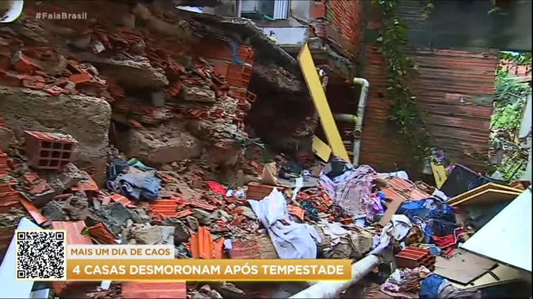 Vídeo: Chuvas causam o desmoronamento de quatro casas