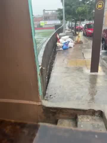 Vídeo: Muro desaba em campo de futebol após chuva forte em São Paulo