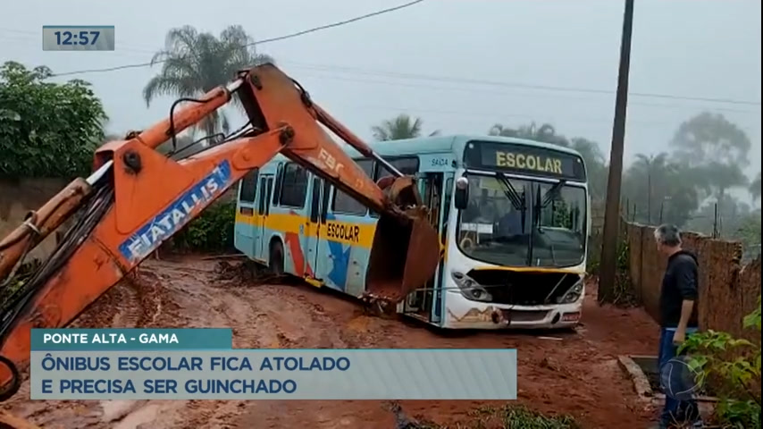 Vídeo: Ônibus escolar fica atolado no Gama e precisa ser guinchado