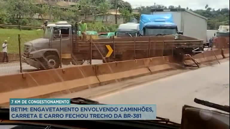 Vídeo: BR-381 fica interditada por quase três horas após engavetamento em Betim (MG)