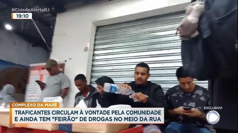 Vídeo: Traficantes são flagrados comercializando drogas no meio da rua, na zona norte do Rio