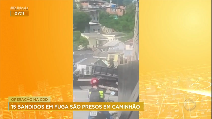 Vídeo: Criminosos são localizados dentro de caminhão durante fuga, no Rio