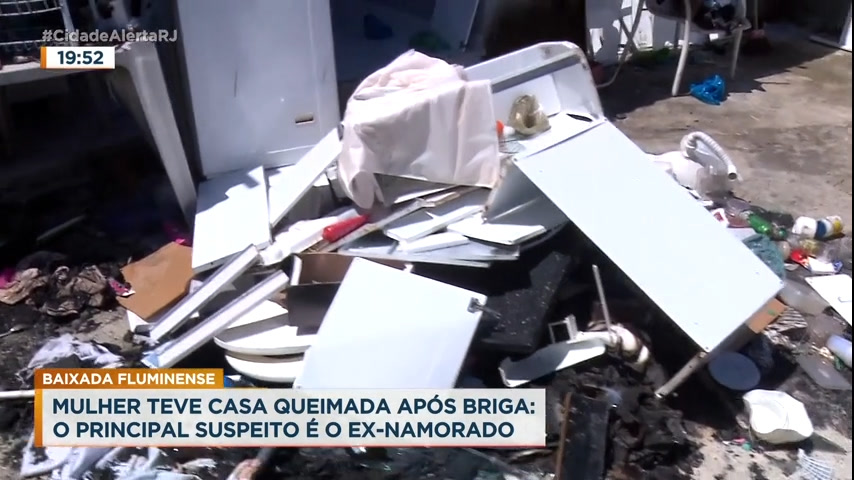 Vídeo: Mulher tem casa incendiada após briga com ex-namorado na Baixada Fluminense