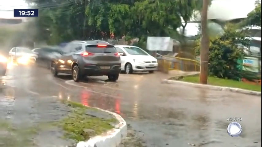Vídeo: Chuvas causam alagamentos e transtornos no DF