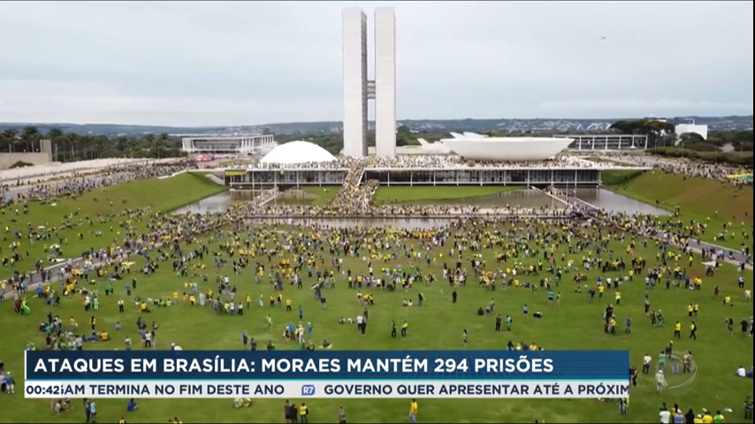 Vídeo: Moraes decide manter 294 prisões por atos do dia 8 de janeiro, em Brasília