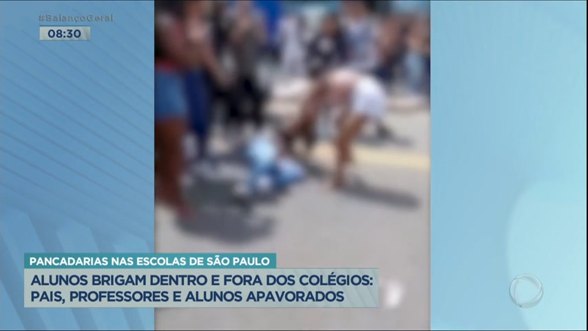 Vídeo: Alunos brigam sem motivo e deixam professores e funcionários apavorados